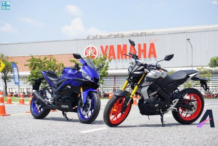 2019-yamaha-yzf-r3-with-mt-15-side-profile-bade.jpg