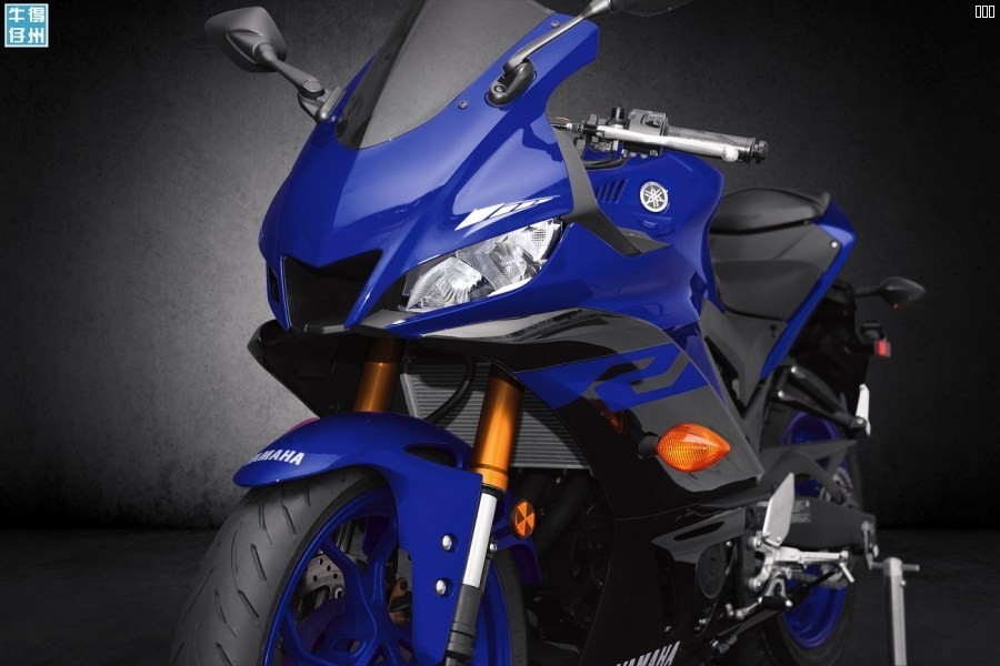 101118-2019-Yamaha_YZF-R3_Team-Yamaha-Blue_Front-Side_A_RGB.jpg