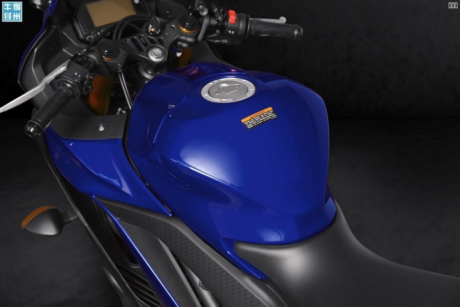 101118-2019-Yamaha_YZF-R3_Team-Yamaha-Blue_Fuel-Tank_RGB.jpg