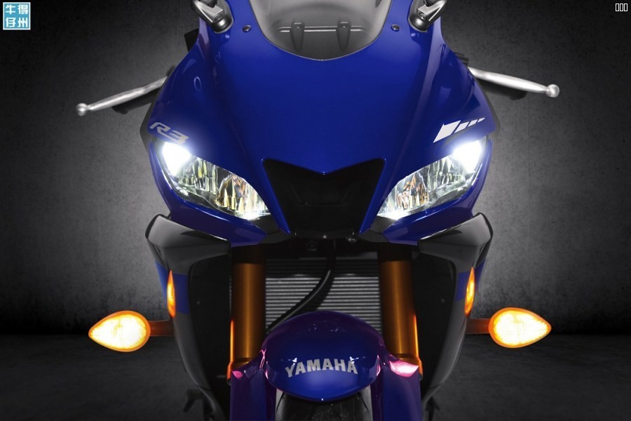 101118-2019-Yamaha_YZF-R3_Team-Yamaha-Blue_LED-Headlight-On_RG.jpg