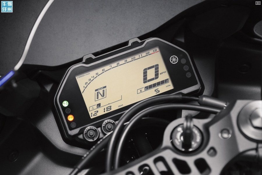 101118-2019-Yamaha_YZF-R3_Team-Yamaha-Blue_Speedometer_On_RGB.jpg