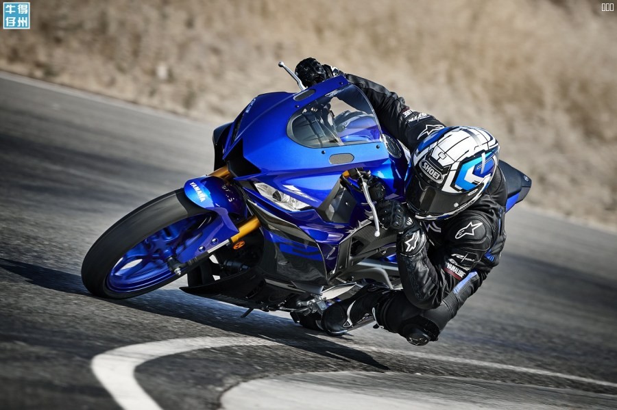 101118-2019-Yamaha_YZF-R3_Team-Yamaha-Blue_Action01_0078.jpg