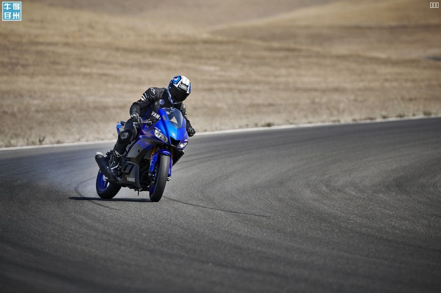 101118-2019-Yamaha_YZF-R3_Team-Yamaha-Blue_Action01_0186.jpg
