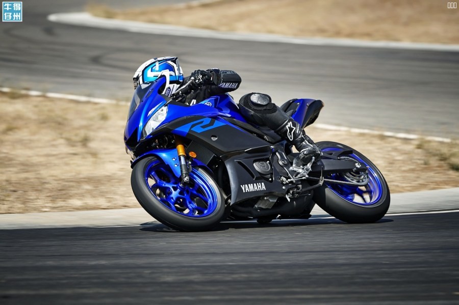 101118-2019-Yamaha_YZF-R3_Team-Yamaha-Blue_Action01_0230.jpg