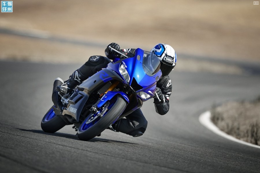 101118-2019-Yamaha_YZF-R3_Team-Yamaha-Blue_Action01_0207.jpg