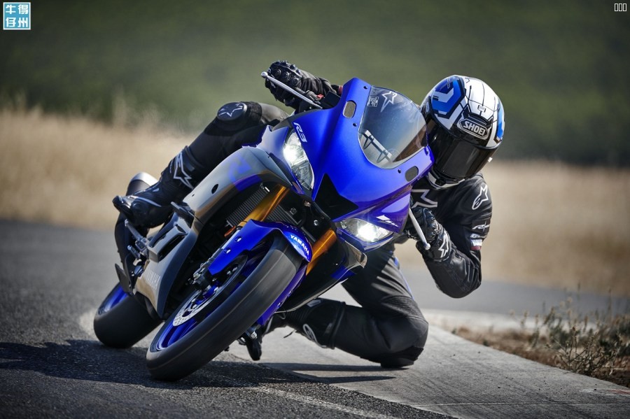 101118-2019-Yamaha_YZF-R3_Team-Yamaha-Blue_Action02_0023.jpg