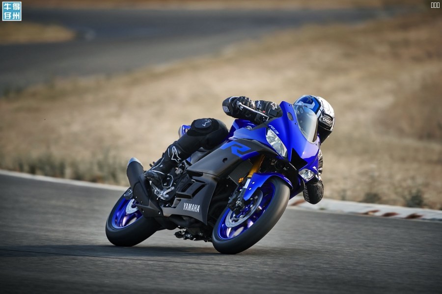 101118-2019-Yamaha_YZF-R3_Team-Yamaha-Blue_Action06_0032.jpg