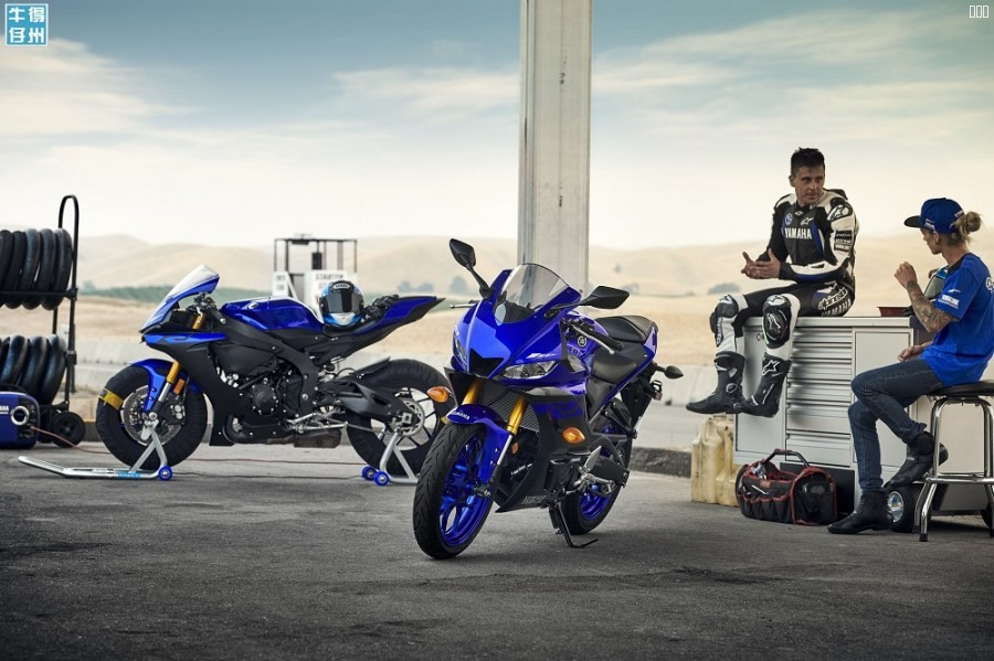 101118-2019-Yamaha_YZF-R3_Team-Yamaha-Blue_Lifestyle01_0037.jpg