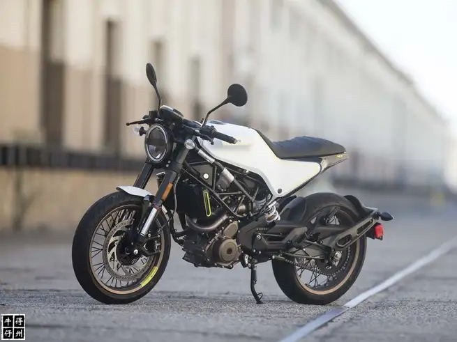 2018-husqvarna-vitpilen-401-8 (2).jpg