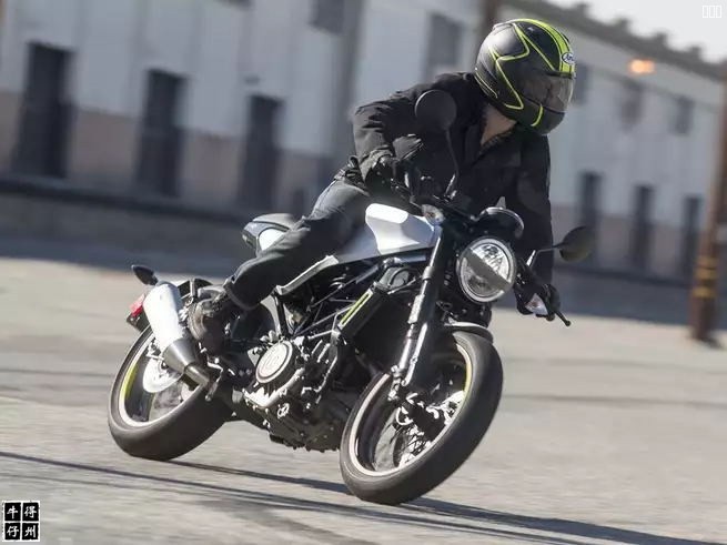 2018-husqvarna-vitpilen-401-8 (4).jpg