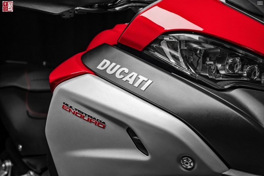 101218-20-2019-Ducati-Multistrada-1260-Enduro-UC68152-High.jpg