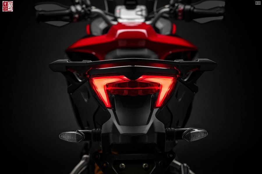 101218-22-2019-Ducati-Multistrada-1260-Enduro-UC68153-High.jpg