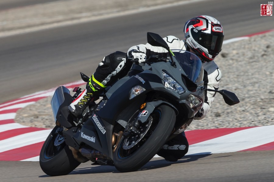 2019-Kawasaki-ZX-6R-Review-suspersport-motorcycle-5.jpg