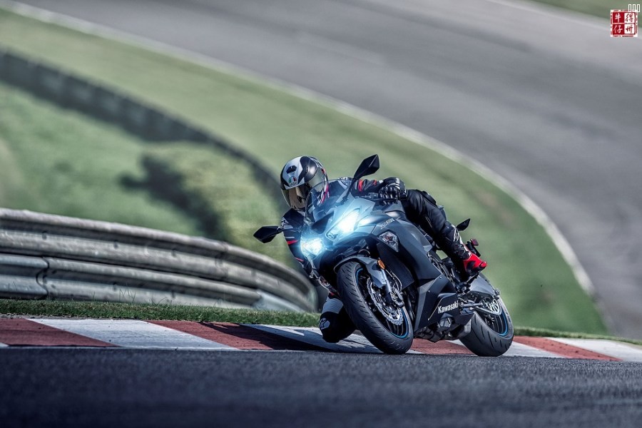 101118-2019-kawasaki-ninja-zx-6r-19_ZX636GKF_005468-1.jpg