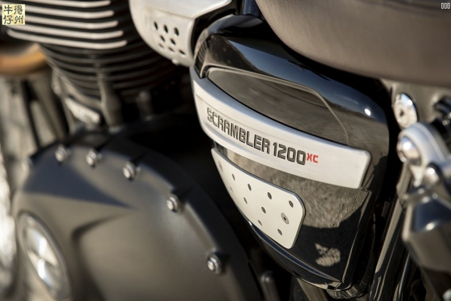 102418-2019-Triumph-Scrambler-1200-XC-Detail-2.jpg