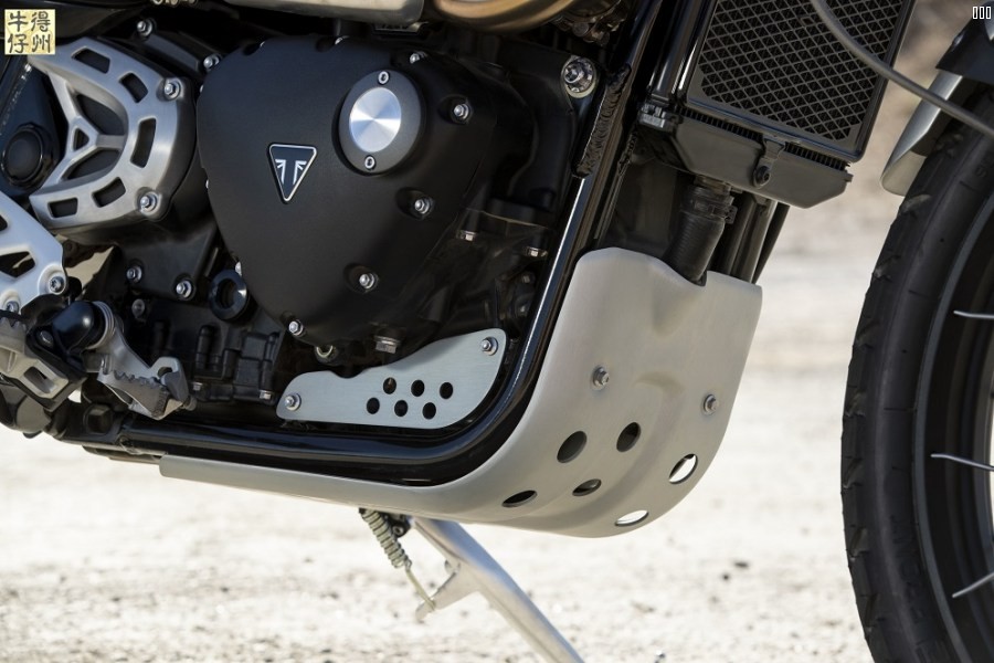 102418-2019-Triumph-Scrambler-1200-XC-Detail-14.jpg