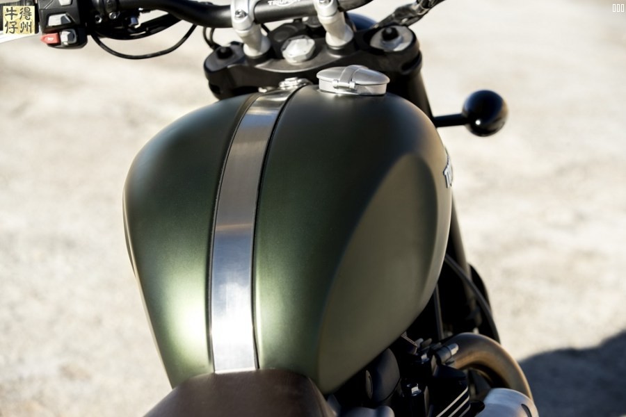 102418-2019-Triumph-Scrambler-1200-XC-Detail-21.jpg