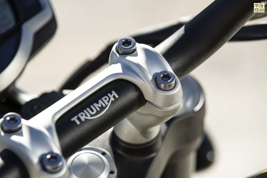 102418-2019-Triumph-Scrambler-1200-XE-Detail-3.jpg