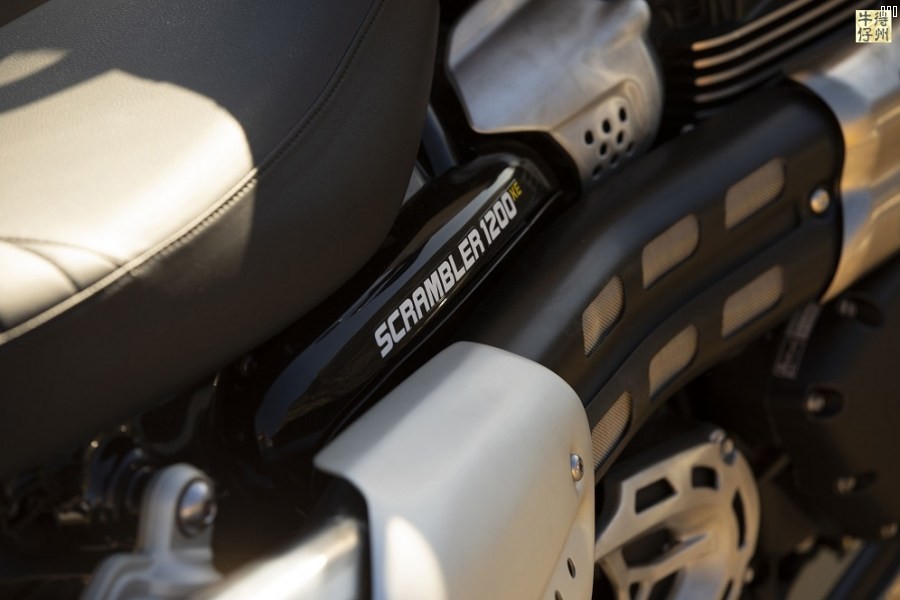 102418-2019-Triumph-Scrambler-1200-XE-Detail-14.jpg