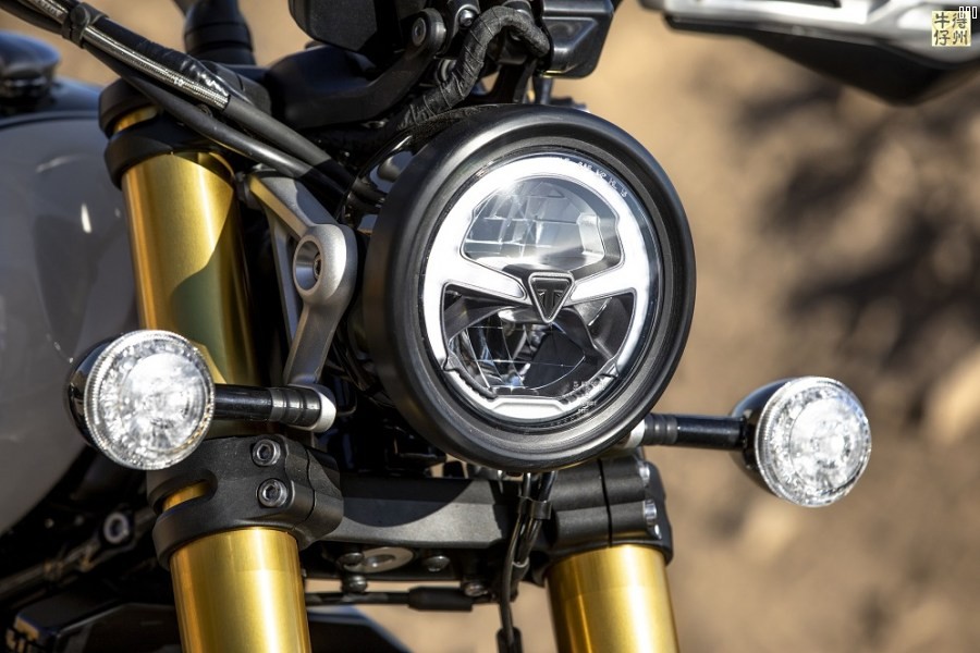102418-2019-Triumph-Scrambler-1200-XE-Detail-15.jpg