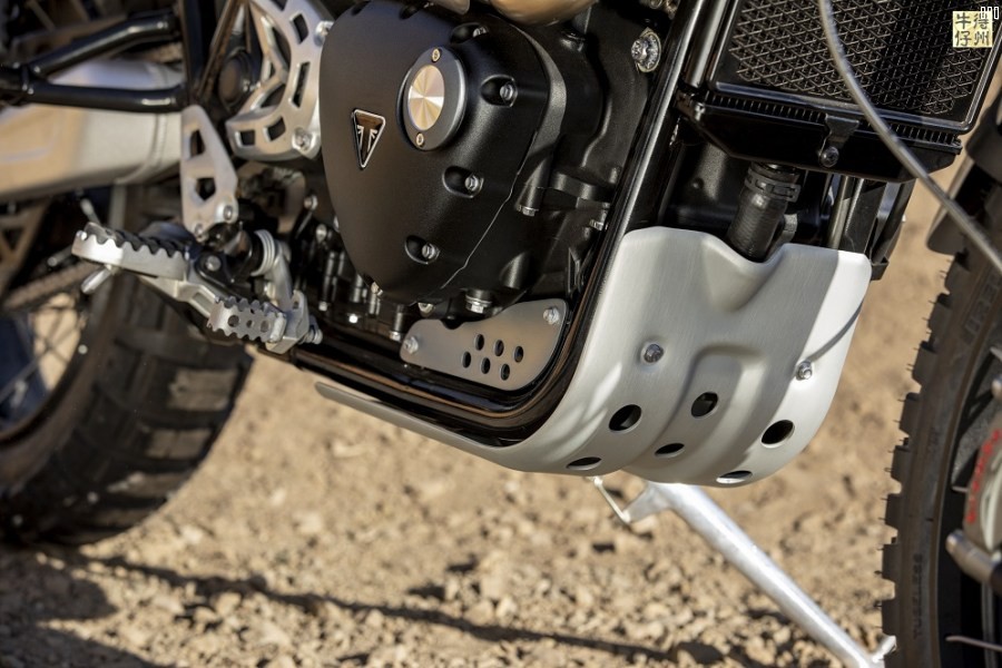 102418-2019-Triumph-Scrambler-1200-XE-Detail-17.jpg