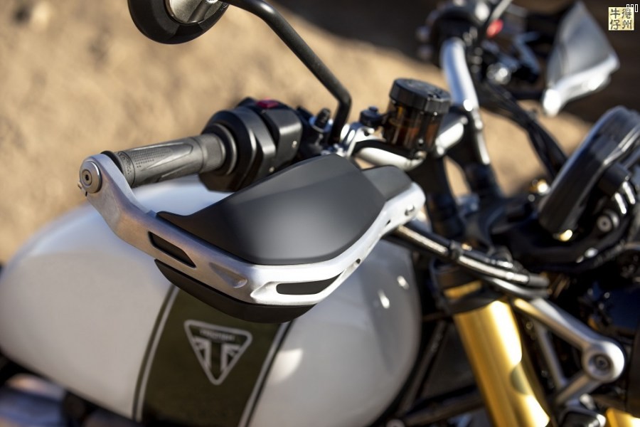 102418-2019-Triumph-Scrambler-1200-XE-Detail-20.jpg