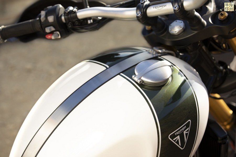 102418-2019-Triumph-Scrambler-1200-XE-Detail-24.jpg
