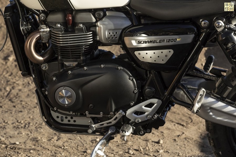 102418-2019-Triumph-Scrambler-1200-XE-Detail-28.jpg