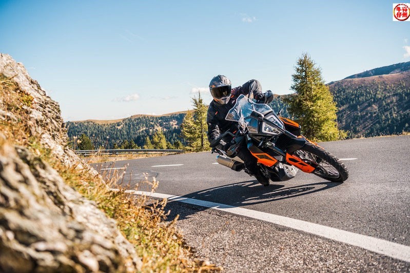 110618-2019-KTM-790-Adventure-1.jpg