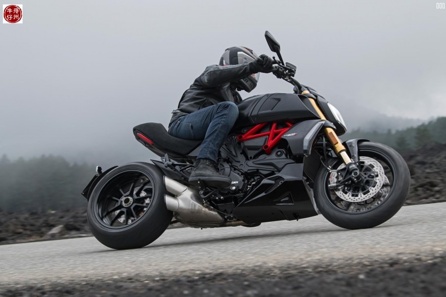 2019-Ducati-Diavel-1260S2.jpg
