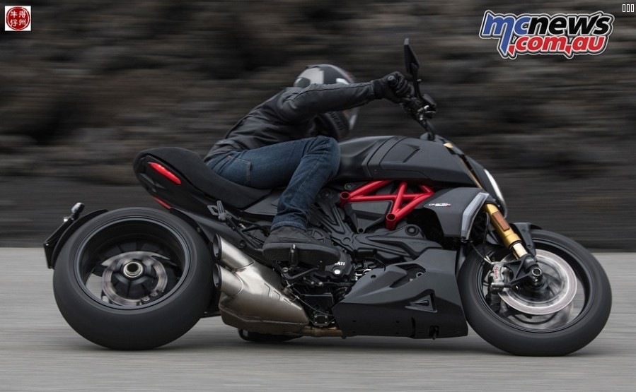 2019-Ducati-Diavel-1260-S-19.jpg