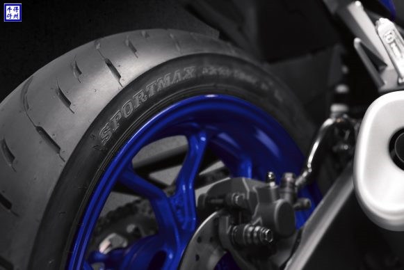 19_YZF-R3_Team-Yamaha-blue_Dunlop-Sportmax-GPR-300-Rear-Tire_RGB-581x388.jpg
