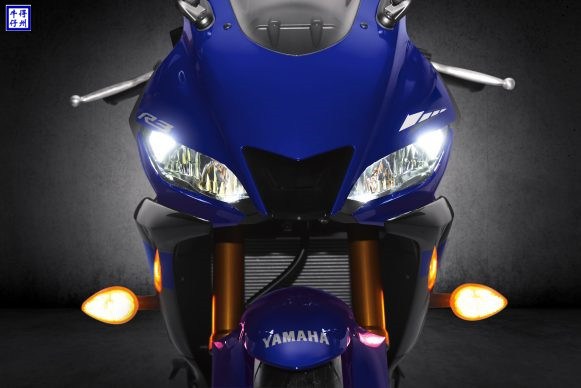 19_YZF-R3_Team-Yamaha-Blue_LED-Headlight-On_RG-581x388.jpg