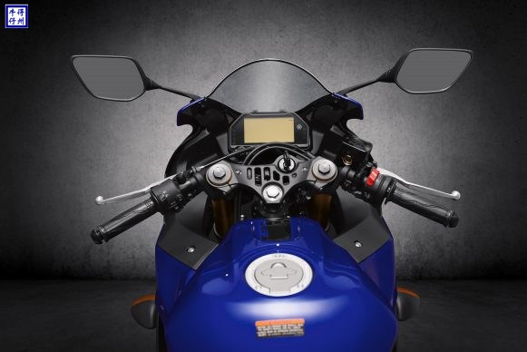 19_YZF-R3_Team-Yamaha-Blue_Riding-Position_Display-Off_RGB-581x388.jpg