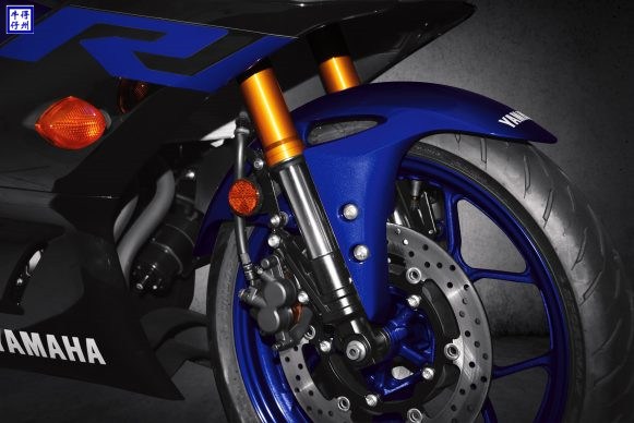 19_YZF-R3_Team-Yamaha-Blue_Upside-Down-Fork_RGB-581x388.jpg