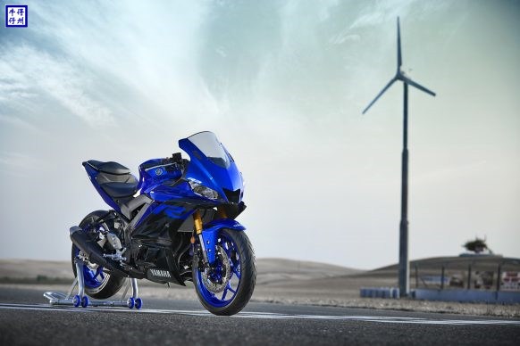 19_YZF-R3_Team-Yamaha-Blue_Beauty02_0010-582x388.jpg