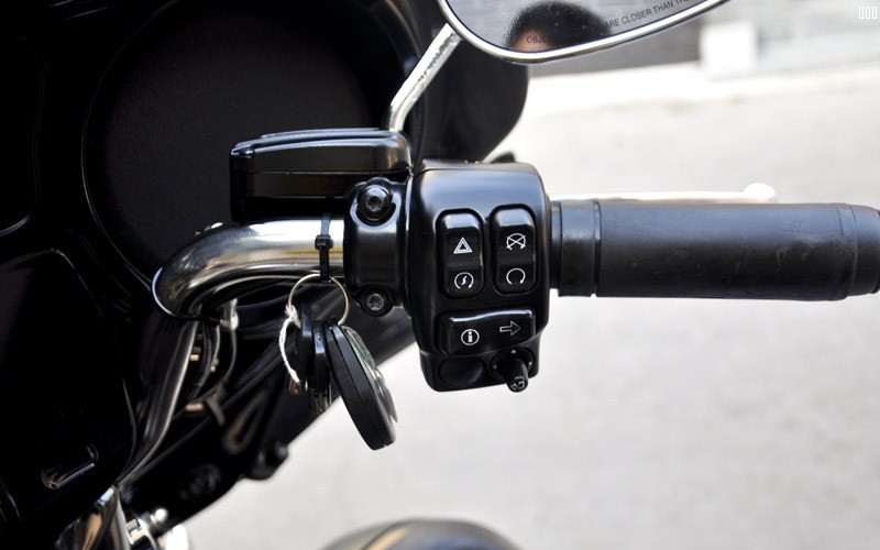 18款哈雷黑色大滑翔水冷带ABS大液晶屏带电热手把 (18)B.jpg