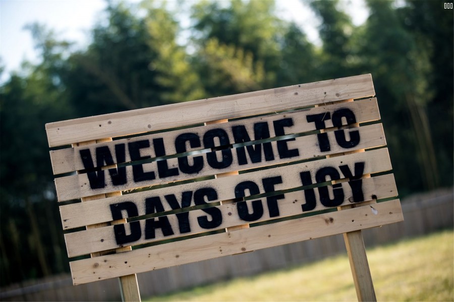 乐享狂欢日图片  14 乐享狂欢指示牌.jpg